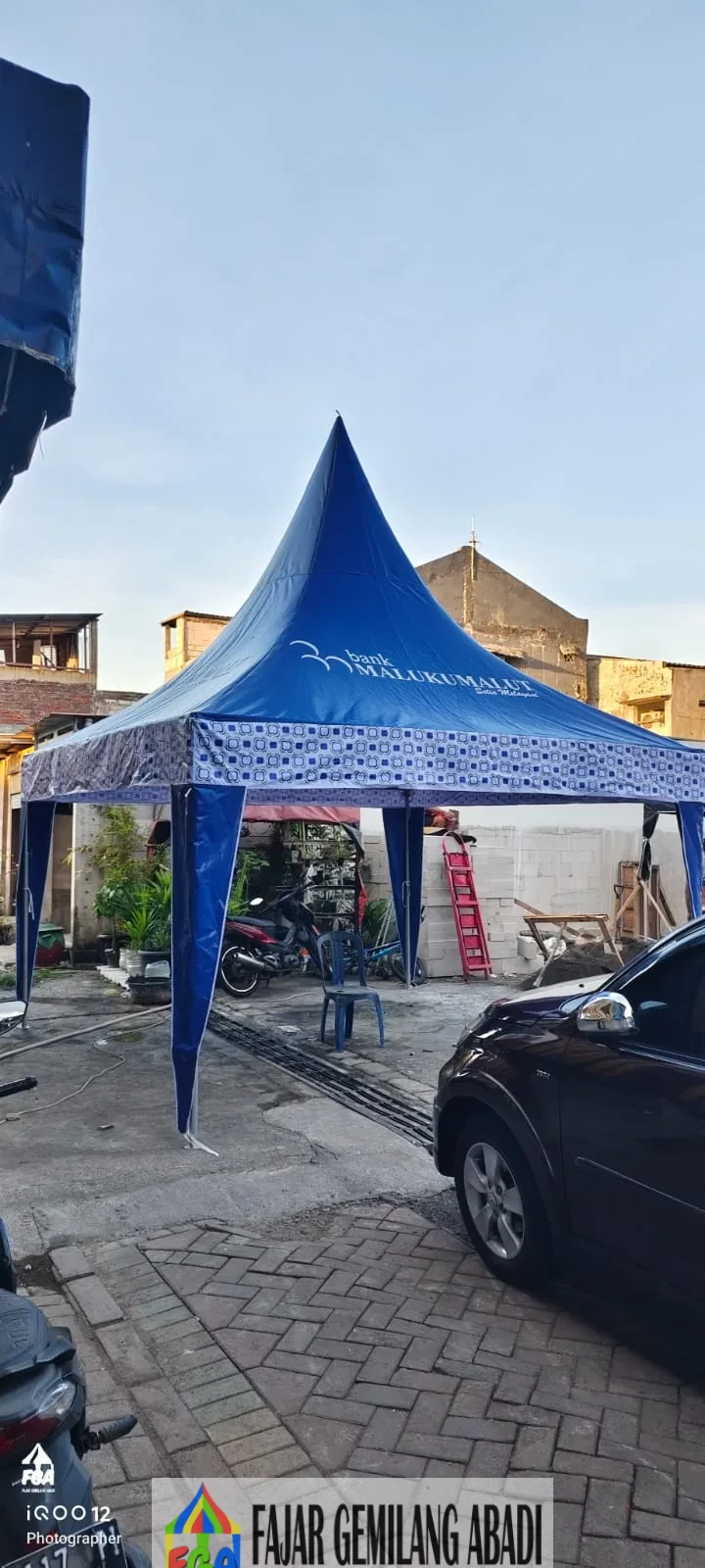 Tenda kerucut biru dengan branding Bank Maluku Malut di area luar ruangan