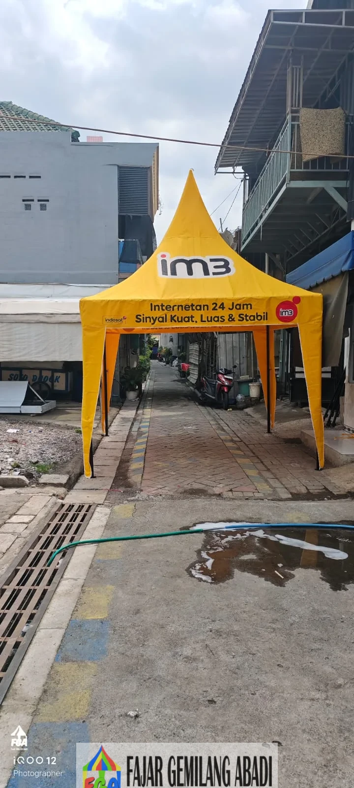Tenda kerucut kuning dengan branding IM3 untuk kegiatan promosi